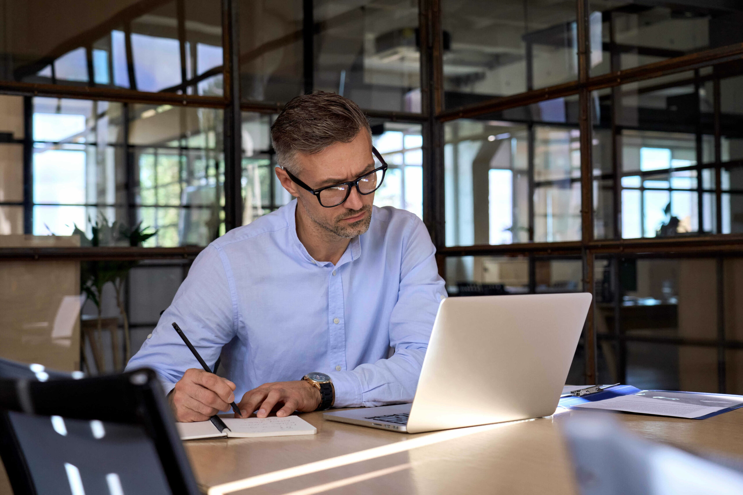 Un employé Fipavia qui effectue une étude comparative à l'issue du premier rendez-vous client